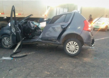 Motorista fica gravemente ferido ao colidir em caminhão estacionado na Av. Joaquim Nelson